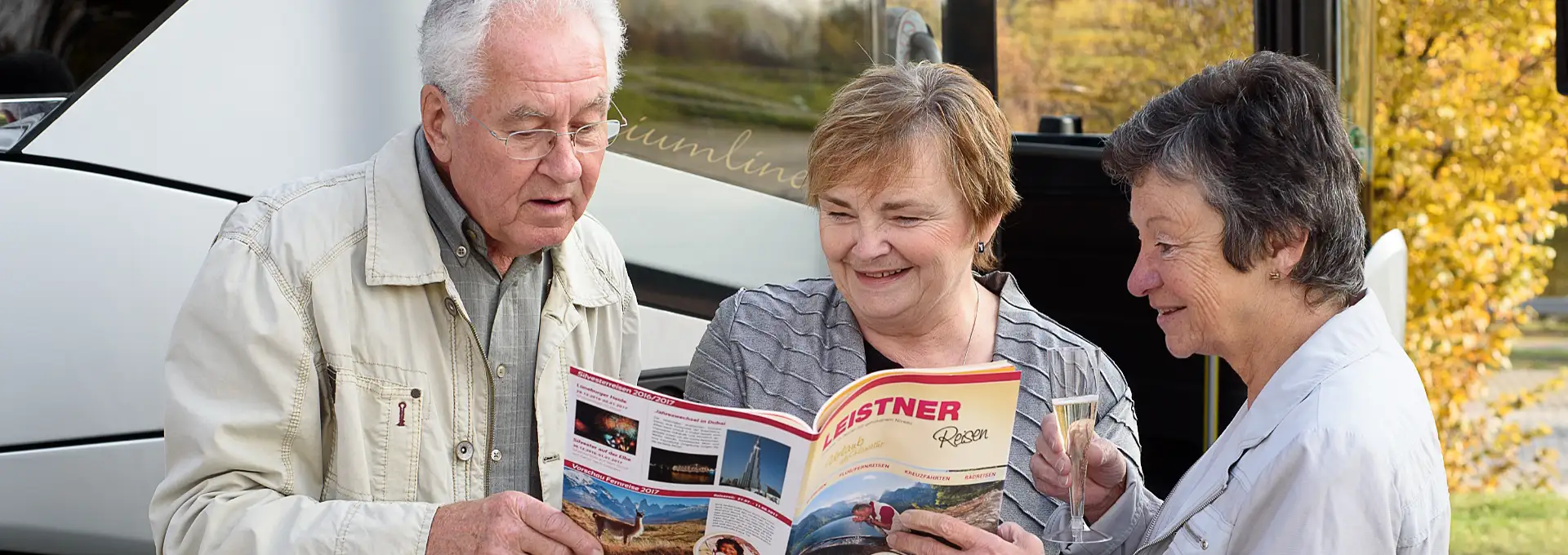 Rentner blättern in einem Leistner Reisekatalog