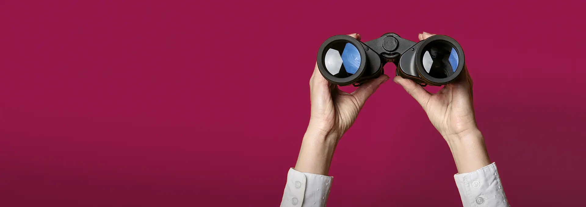 Fernglas in einer Hand